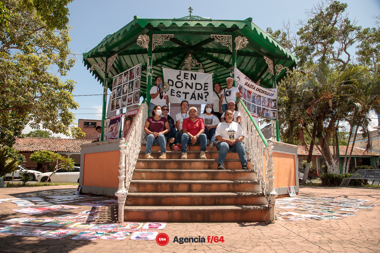 Integrantes de la Red de Desaparecidos en Colima, en en jardín de La Estancia, Colima.