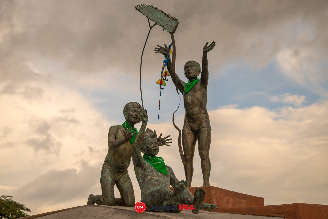 La escultura de Rafael Zamarripa "Homenaje a la niñez colimense"  intervenida con la colocación de pañuelos verdes.