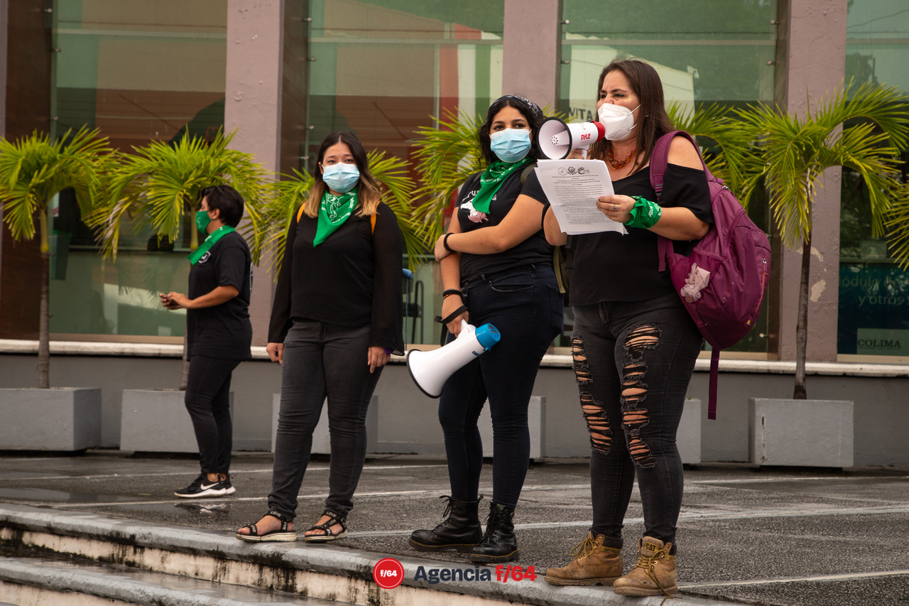 Lectura de posicionamiento por parte de algunas integrantes de colectivas convocadas frente al Congreso del Estado de Colima.