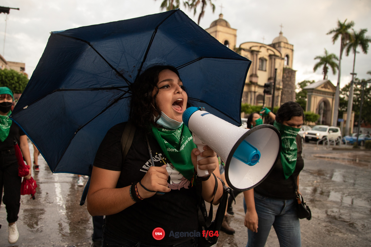 Las consignas no cesan durante el trayecto.