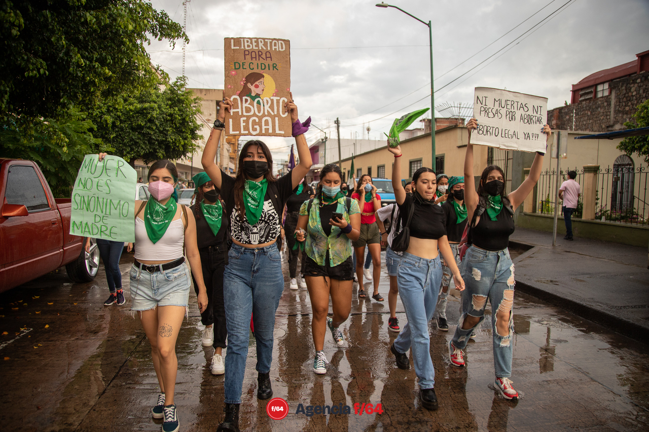 Contingente feminista marcha en dirección al Jardín Libertad bajo la intensa lluvia.