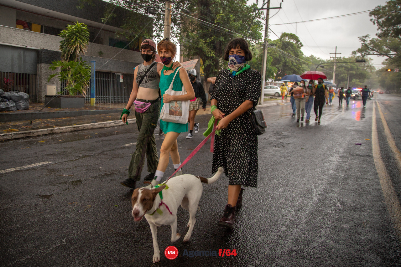 Contingente feminista marcha en dirección al Jardín Libertad bajo la intensa lluvia.