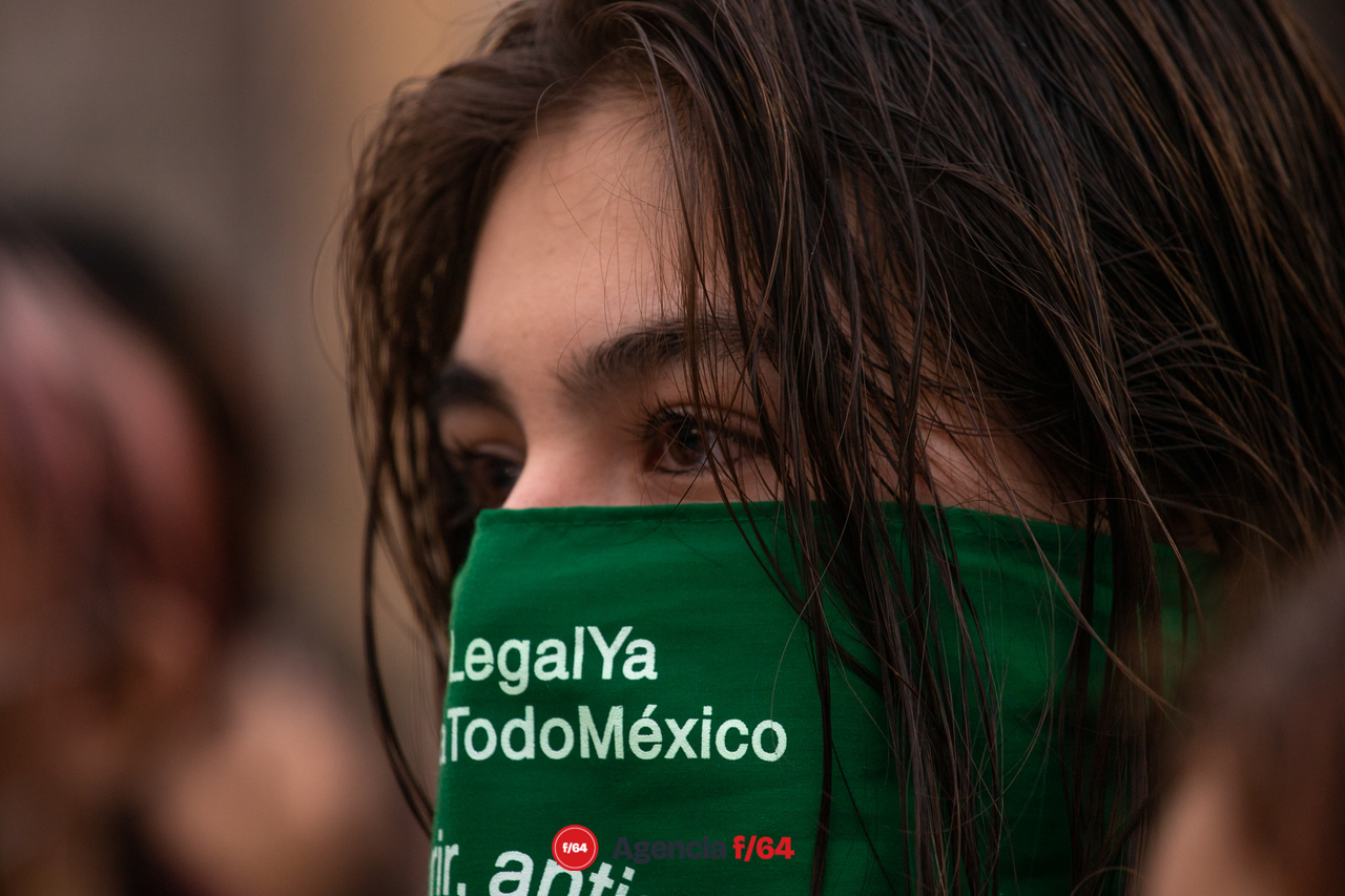 Rostro con pañuelo verde.