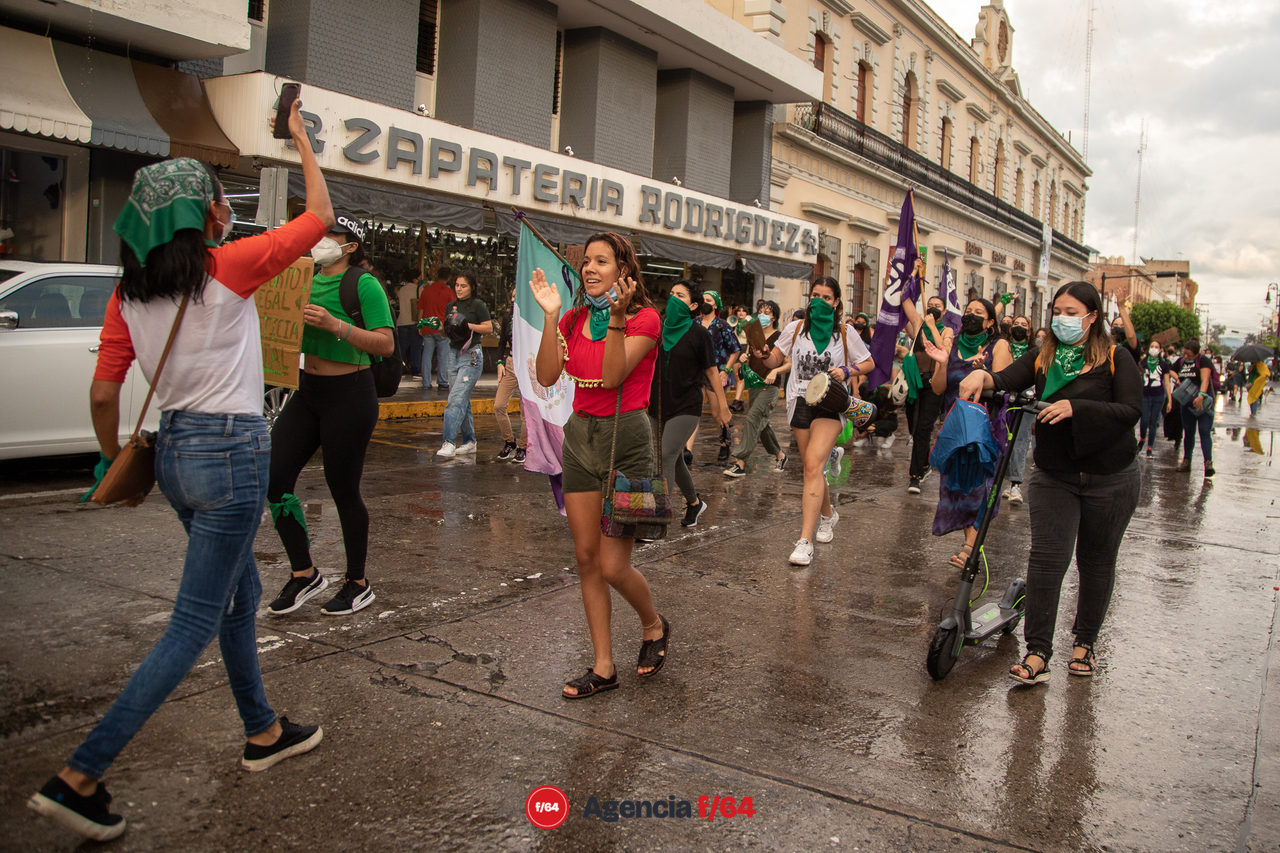 Contingente feminista marcha en dirección al Jardín Libertad bajo la intensa lluvia.