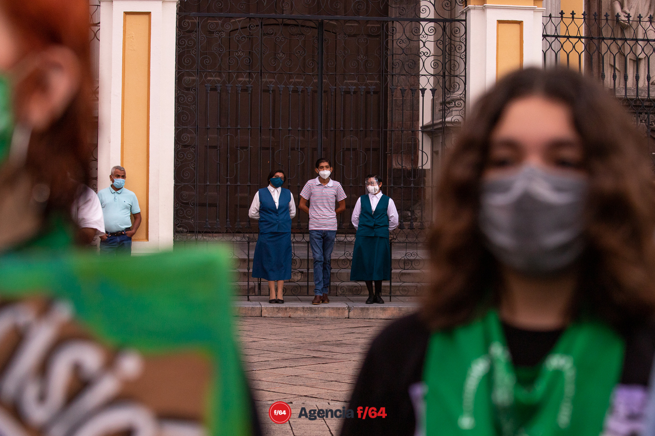 Resguardo del inmueble de la Catedral de Colima por parte de madres y miembros de la iglesia católica