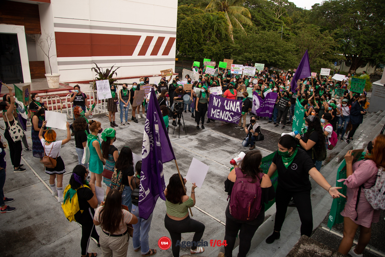 Colectivas reunidas frente a las puertas del Congreso del Estado de Colima.