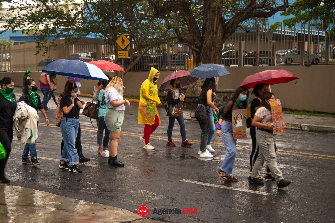 Contingente feminista marcha en dirección al Jardín Libertad bajo la intensa lluvia.