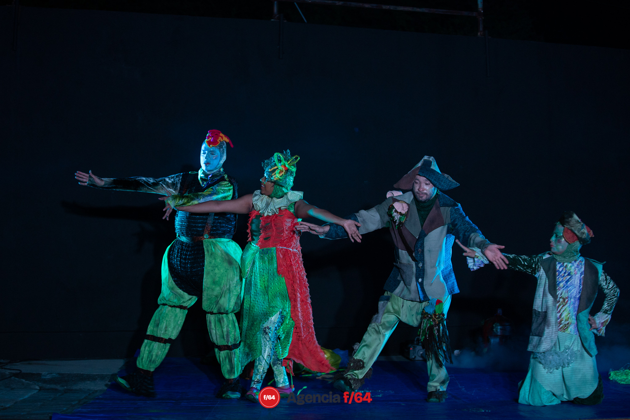 Colectivo Pies Hinchados presenta "No oigo soy de palo, tengo orejas de pescado" en Casa Caracol. Artes escénicas para niñas, niños y jóvenes.