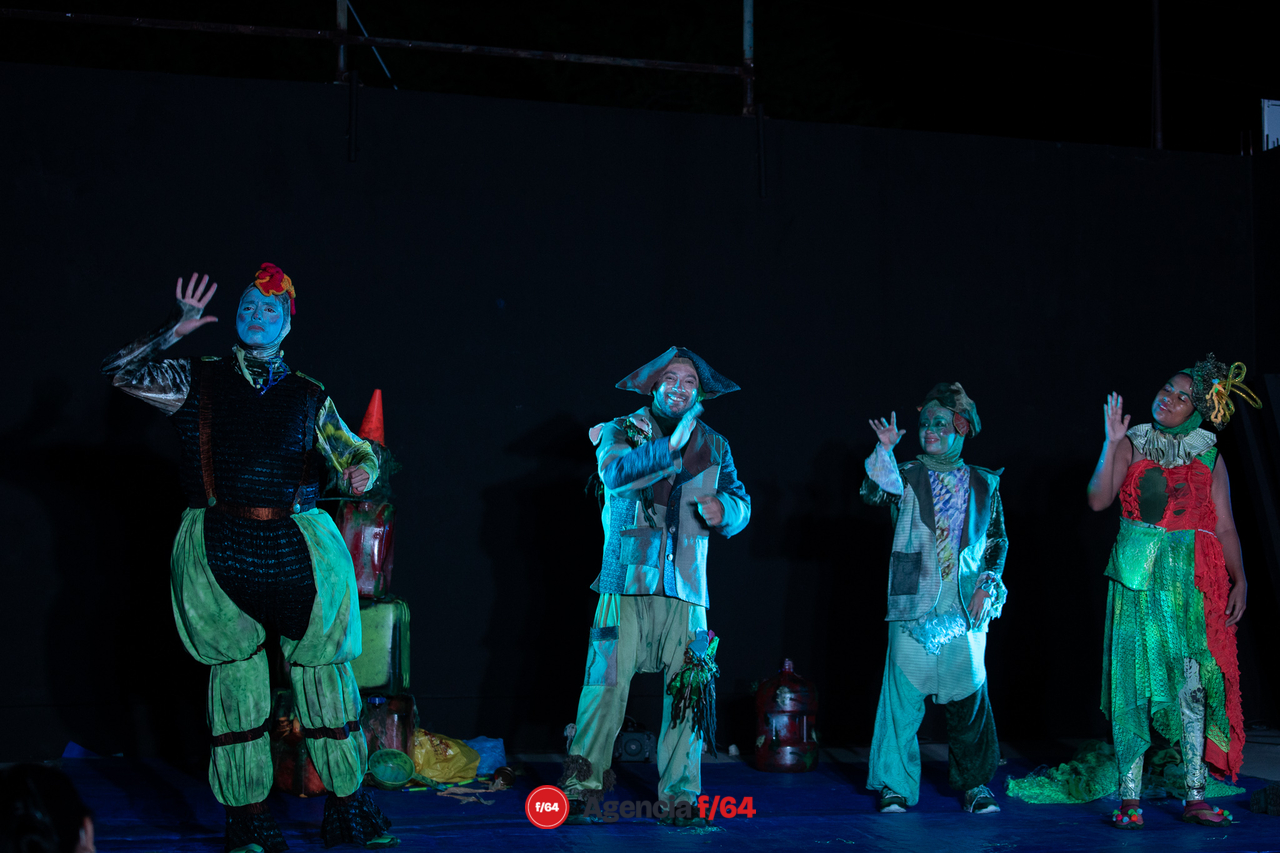 Colectivo Pies Hinchados presenta "No oigo soy de palo, tengo orejas de pescado" en Casa Caracol. Artes escénicas para niñas, niños y jóvenes.