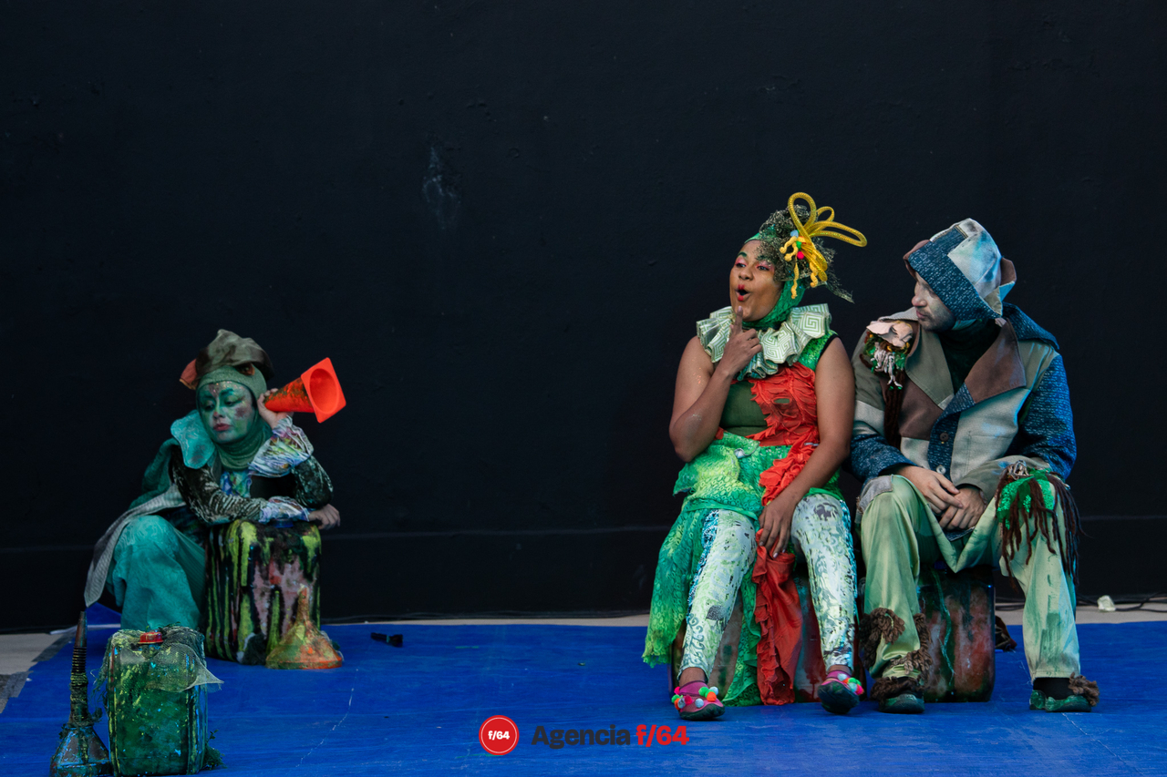 Colectivo Pies Hinchados presenta "No oigo soy de palo, tengo orejas de pescado" en Casa Caracol. Artes escénicas para niñas, niños y jóvenes.
