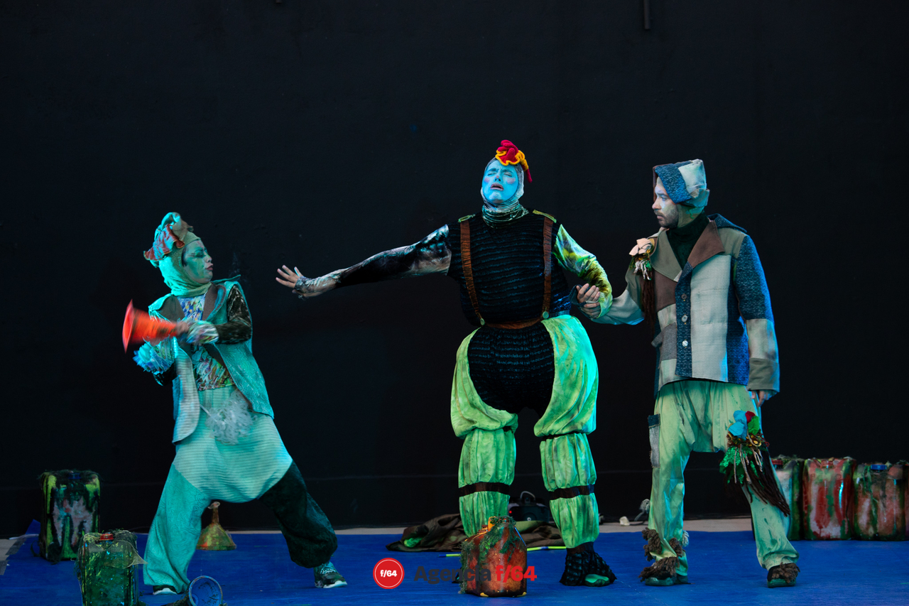 Colectivo Pies Hinchados presenta "No oigo soy de palo, tengo orejas de pescado" en Casa Caracol. Artes escénicas para niñas, niños y jóvenes.