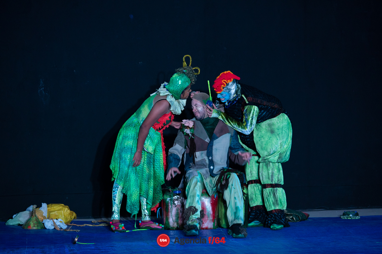 Colectivo Pies Hinchados presenta "No oigo soy de palo, tengo orejas de pescado" en Casa Caracol. Artes escénicas para niñas, niños y jóvenes.