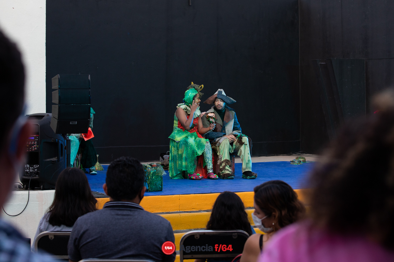 Colectivo Pies Hinchados presenta "No oigo soy de palo, tengo orejas de pescado" en Casa Caracol. Artes escénicas para niñas, niños y jóvenes.