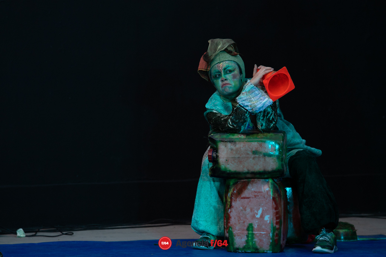 Colectivo Pies Hinchados presenta "No oigo soy de palo, tengo orejas de pescado" en Casa Caracol. Artes escénicas para niñas, niños y jóvenes.