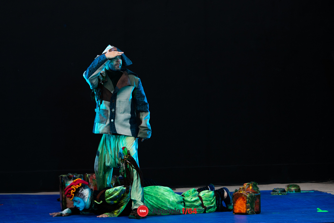 Colectivo Pies Hinchados presenta "No oigo soy de palo, tengo orejas de pescado" en Casa Caracol. Artes escénicas para niñas, niños y jóvenes.