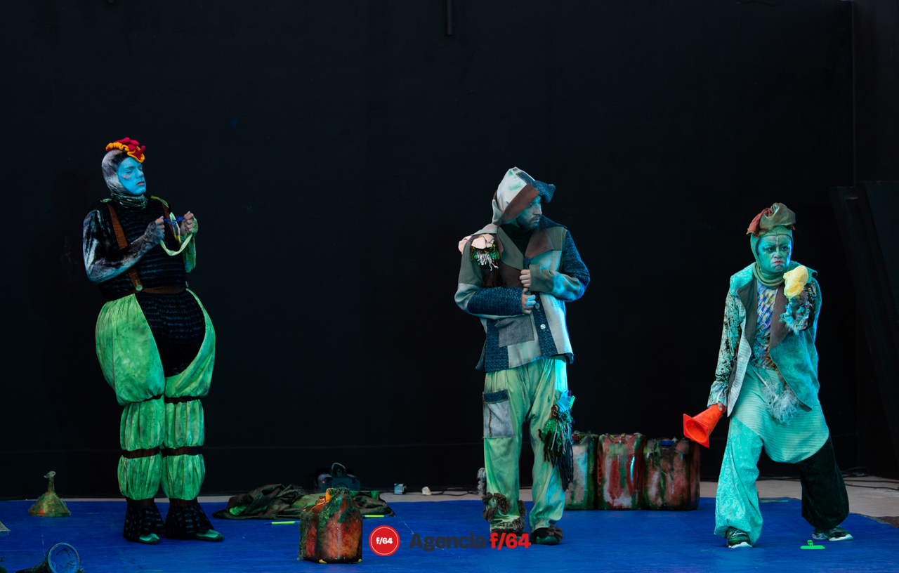 Colectivo Pies Hinchados presenta "No oigo soy de palo, tengo orejas de pescado" en Casa Caracol. Artes escénicas para niñas, niños y jóvenes.
