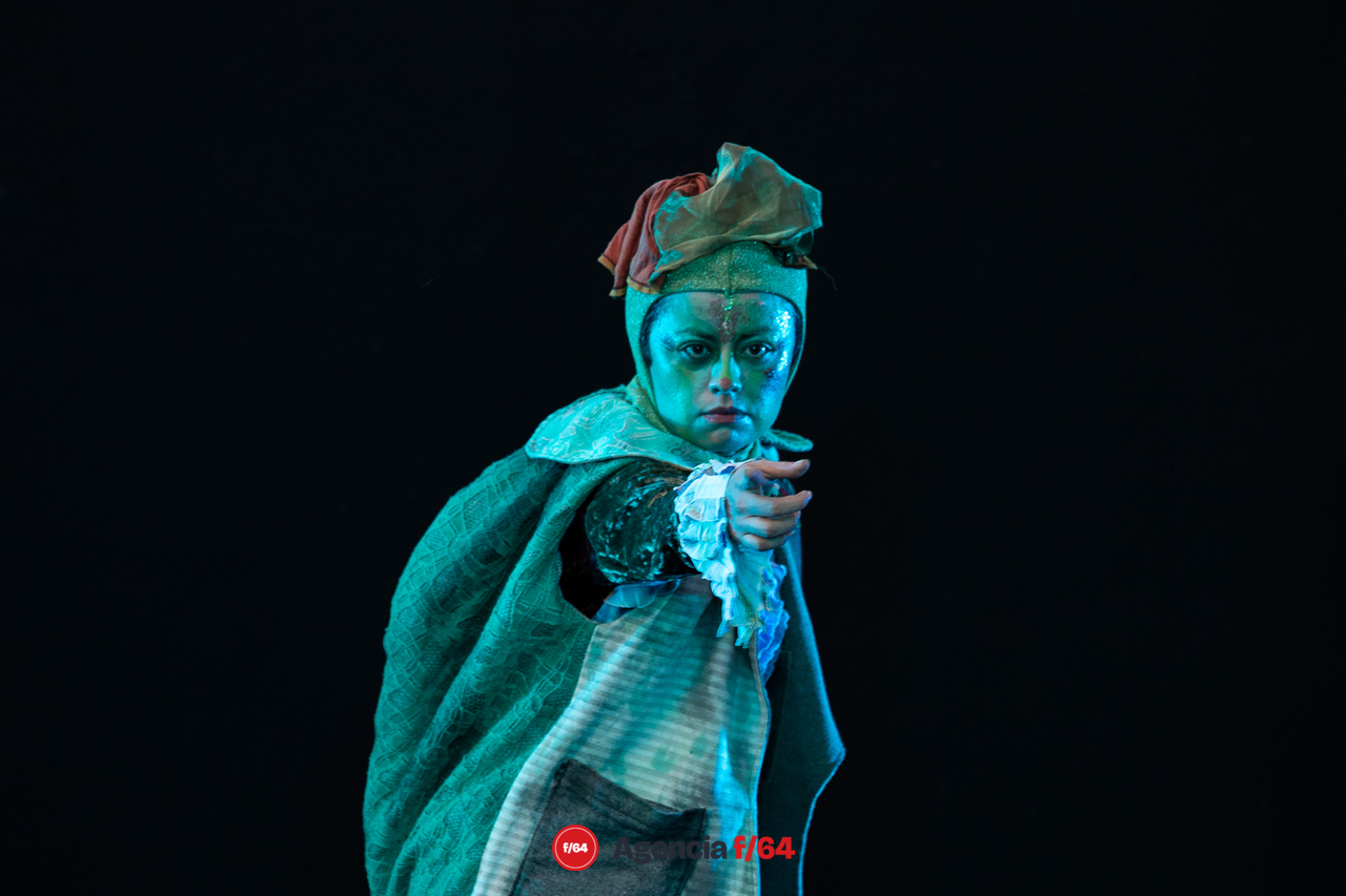 Colectivo Pies Hinchados presenta "No oigo soy de palo, tengo orejas de pescado" en Casa Caracol. Artes escénicas para niñas, niños y jóvenes.
