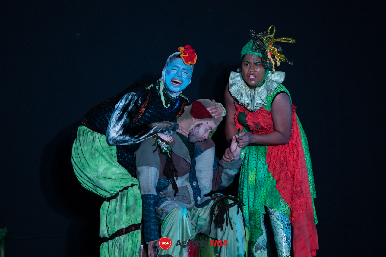 Colectivo Pies Hinchados presenta "No oigo soy de palo, tengo orejas de pescado" en Casa Caracol. Artes escénicas para niñas, niños y jóvenes.