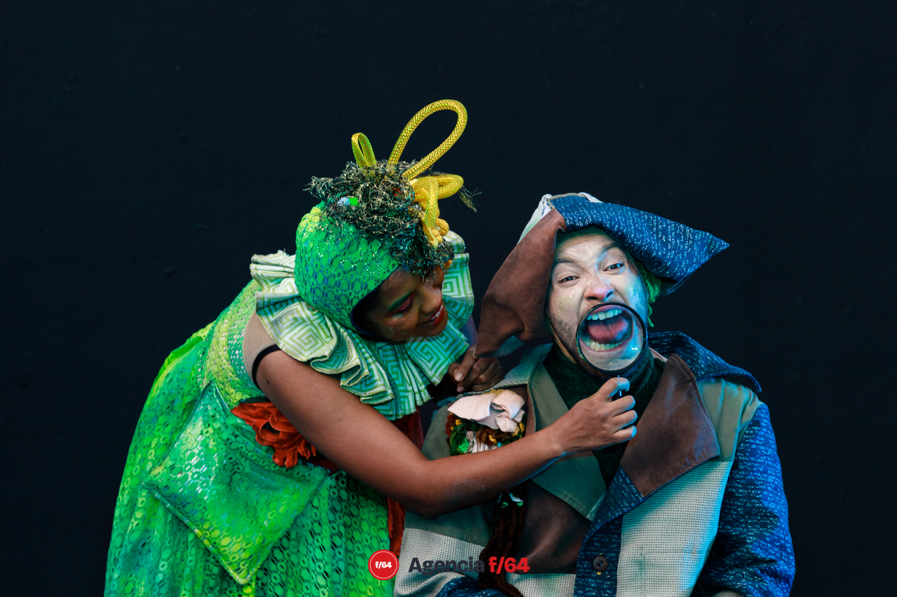 Colectivo Pies Hinchados presenta "No oigo soy de palo, tengo orejas de pescado" en Casa Caracol. Artes escénicas para niñas, niños y jóvenes.