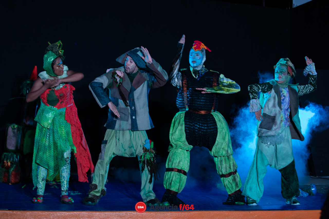 Colectivo Pies Hinchados presenta "No oigo soy de palo, tengo orejas de pescado" en Casa Caracol. Artes escénicas para niñas, niños y jóvenes.