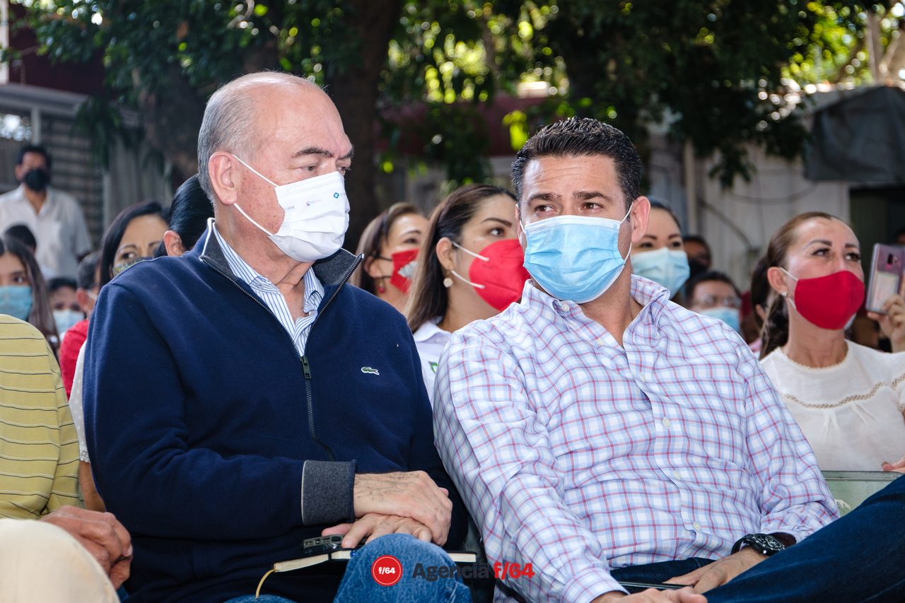 Arnoldo Ochoa, secretario adjunto del Comité Ejecutivo Nacional del PRI y José Manuel Romero, presidente del Comité Directivo Estatal del PRI presentes en el registro de Mely Romero.