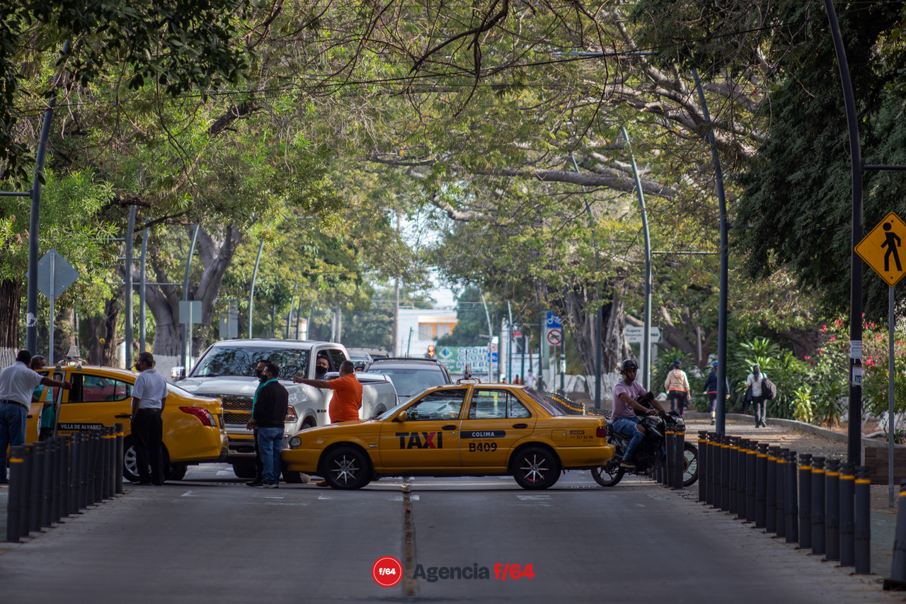 Da inicio el cierre de cruceros y avenidas. Bloque en Av. Galván, frente al Congreso Local.