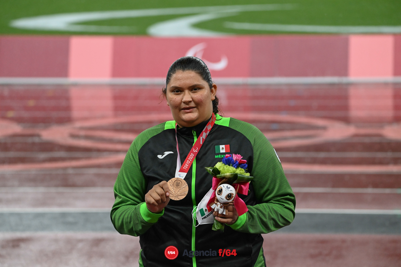 Premiación de Carolina Castro, medalla de bronce, en el lanzamiento de disco, clasificación F38, con una marca de 33.73 metros