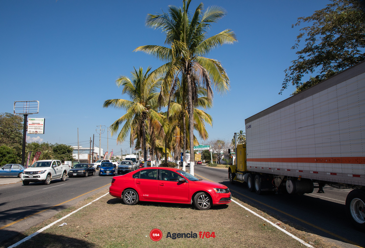 Ante la desesperación de los bloqueos, automovilistas "brincan" camellones.