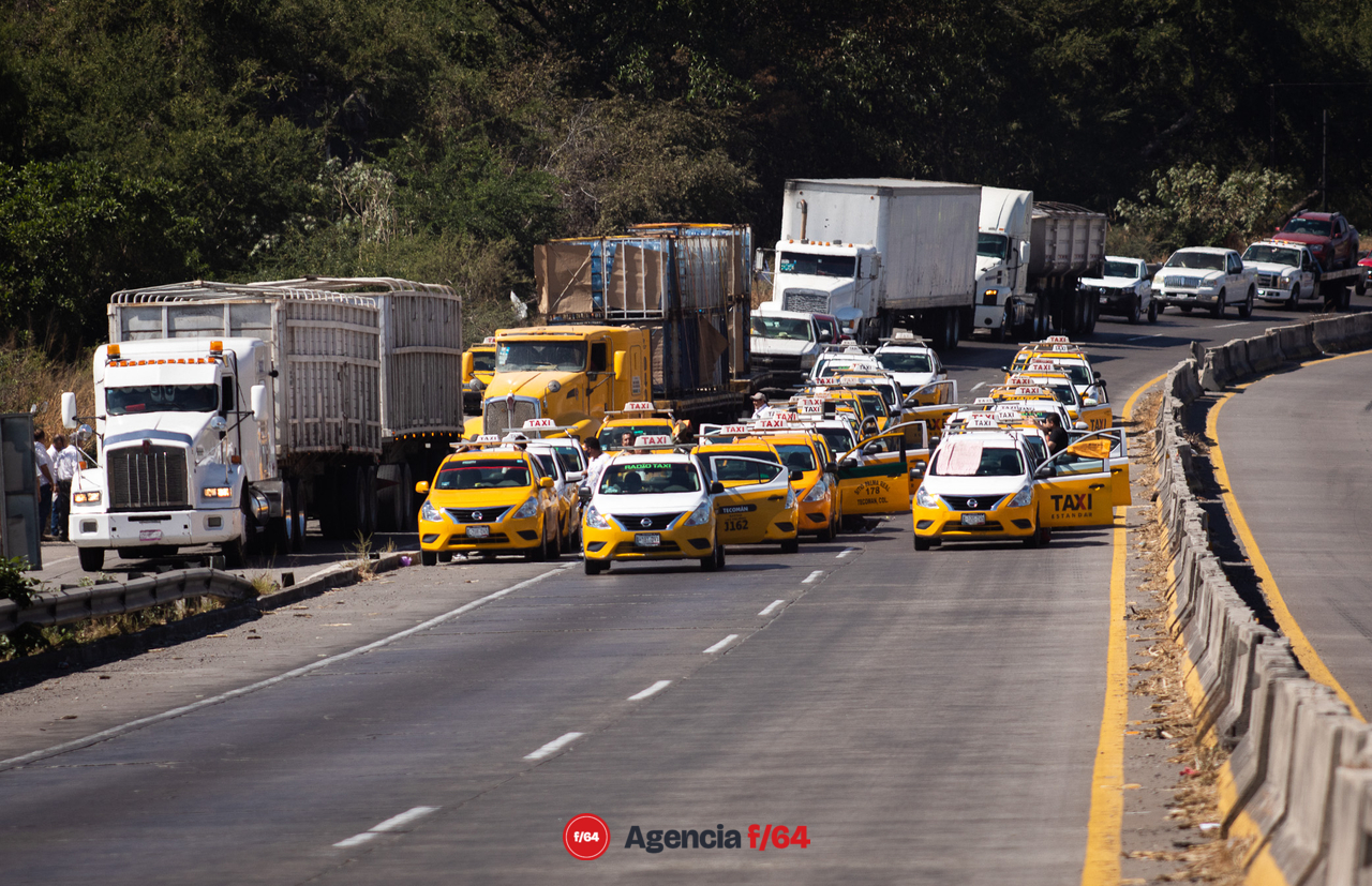 Bloqueo de la autopista Manzanillo-Guadalajara por taxistas.