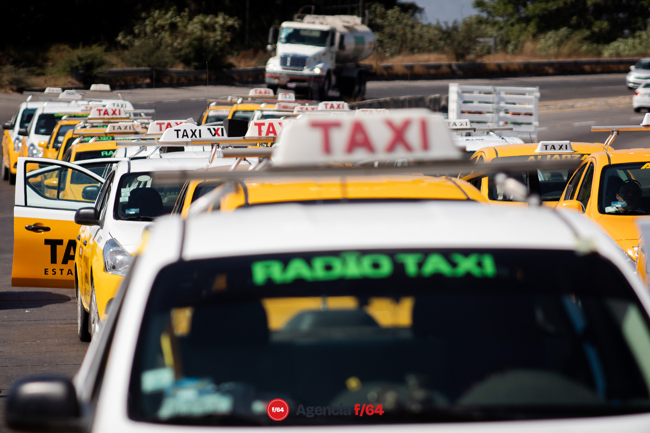 Bloqueo de la autopista Manzanillo-Guadalajara por taxistas.