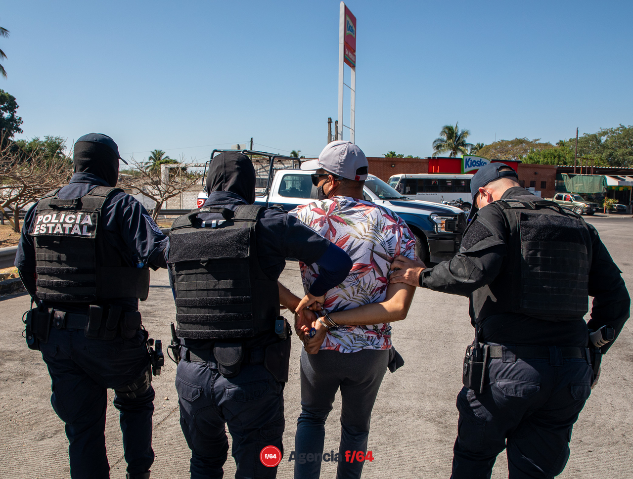 Algunos ciudadanos manifestaron su disgusto e inconformidad por los bloqueos realizados por los permisionarios del transporte. Uno de ellos (en la imagen) fue esposado y detenido por incitar a detener el ya de por sí lento y caótico trafico que agentes de seguridad, tránsito y vialidad intentaban agilizar de la mejor manera. Minutos más tarde del altercado y un dialogo entre los agentes y el ciudadano esposado; el civil fue liberado para seguir su camino.  