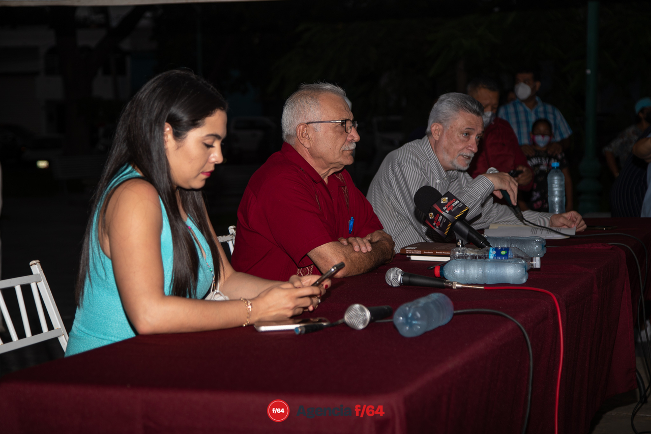 Lic. Indira Vizcaíno Silva; Gobernadora electa del Estado de Colima, Arnoldo Vizcaíno Rodríguez; autor del libro Desde la ventana de los recuerdos y Salvador Silva Padilla; de Puertabierta Editores.