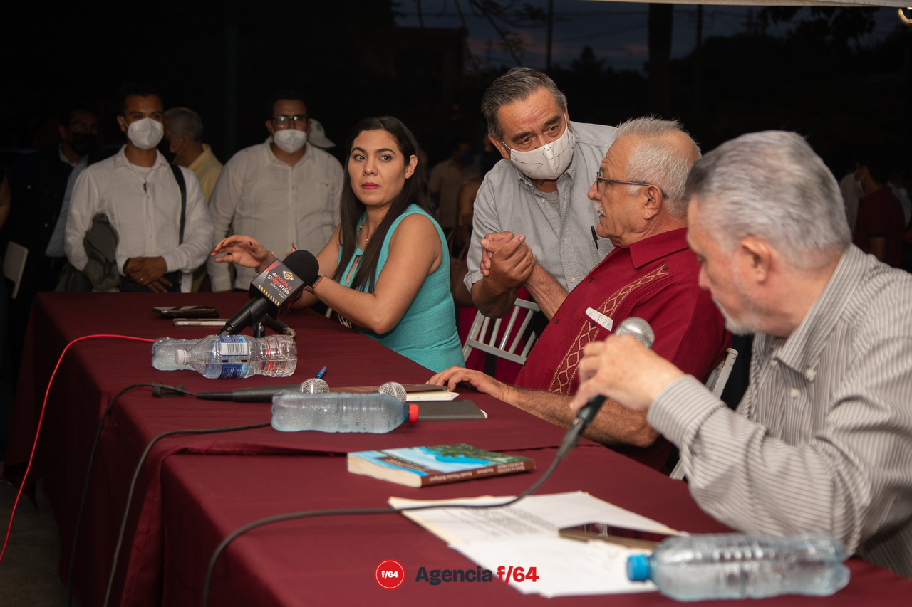 Lic. Indira Vizcaíno Silva; Gobernadora electa del Estado de Colima, Arnoldo Vizcaíno Rodríguez; autor del libro Desde la ventana de los recuerdos y Salvador Silva Padilla; de Puertabierta Editores.