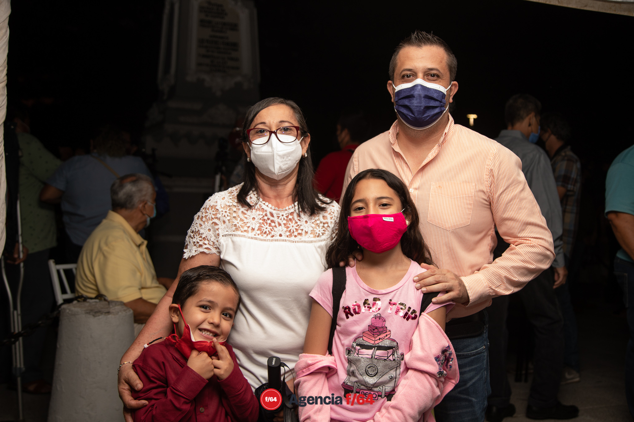 Familia del autor presentes en el evento.