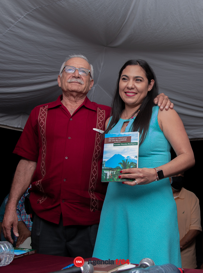 Arnoldo Vizcaíno Rodríguez  e Indira Vizcaíno Silva; gobernadora electa del Estado de Colima, posan con libro.