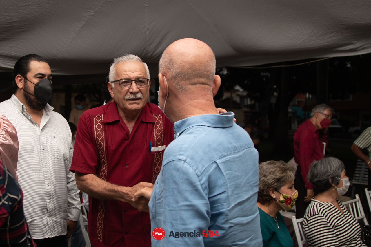 Arnoldo Vizcaíno Rodríguez saluda a  Jesús Orozco Alfaro, ex-secretario general de gobierno del Estado de Colima.