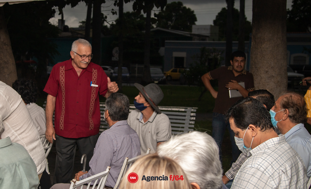 Arnoldo Vizcaíno Rodríguez, saluda al público asistente.
