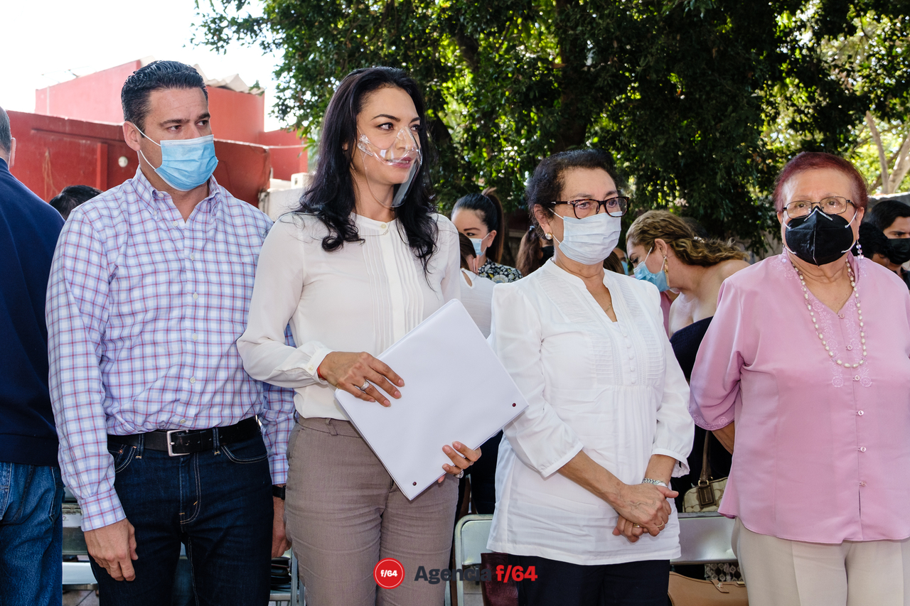 A momentos de realizar su registro como precandidata a la Gobernatura de Colima por el PRI.