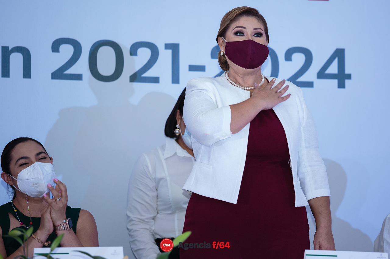 Toma de protesta a la alcaldesa Leonor Alcaráz de Coquimatlán 