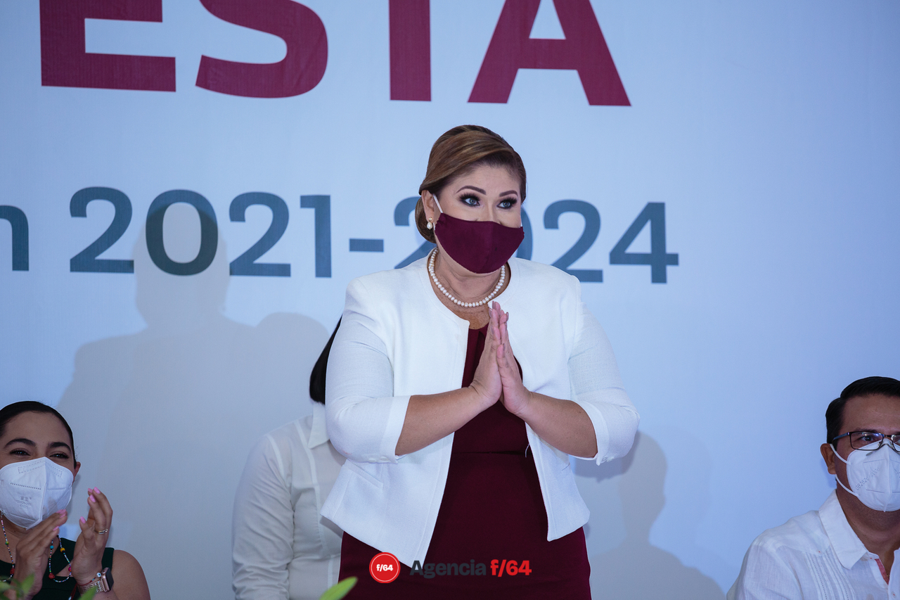 Toma de protesta a la alcaldesa Leonor Alcaráz de Coquimatlán 