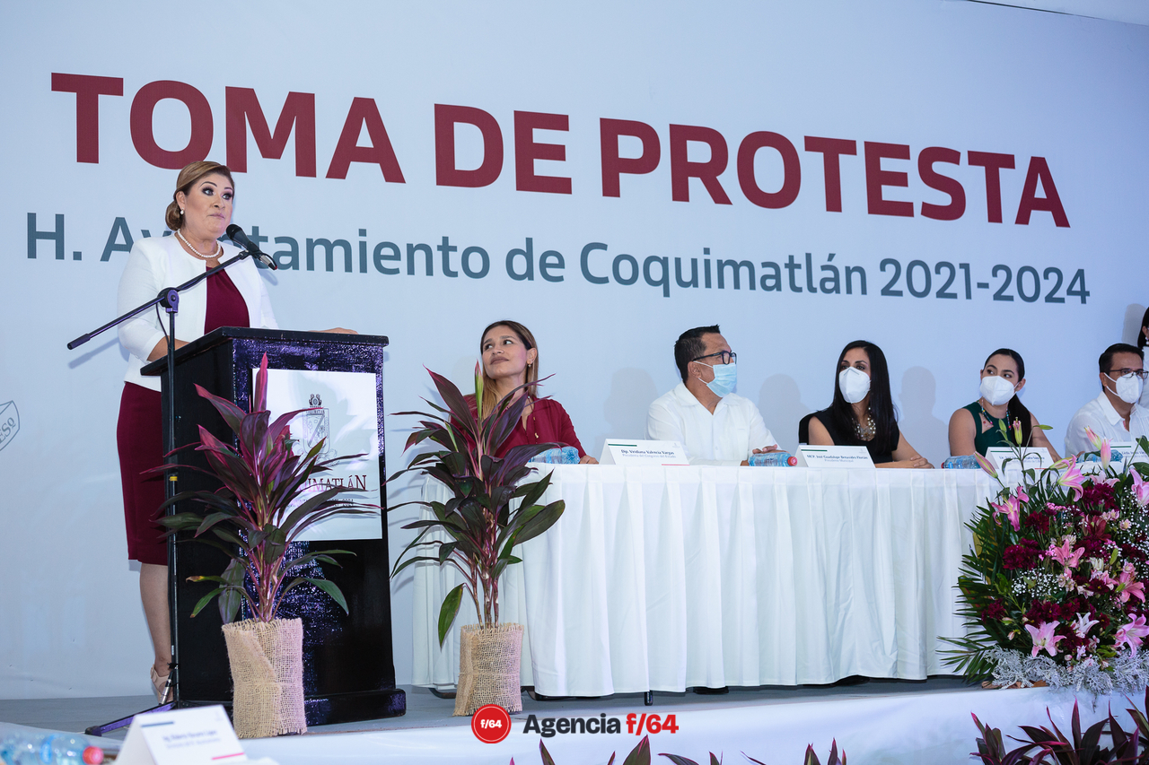 Toma de protesta a la alcaldesa Leonor Alcaráz de Coquimatlán 