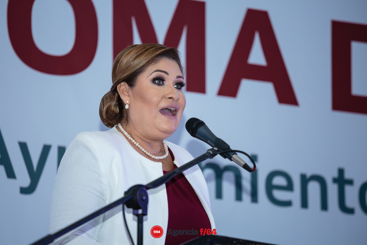 Toma de protesta a la alcaldesa Leonor Alcaráz de Coquimatlán 