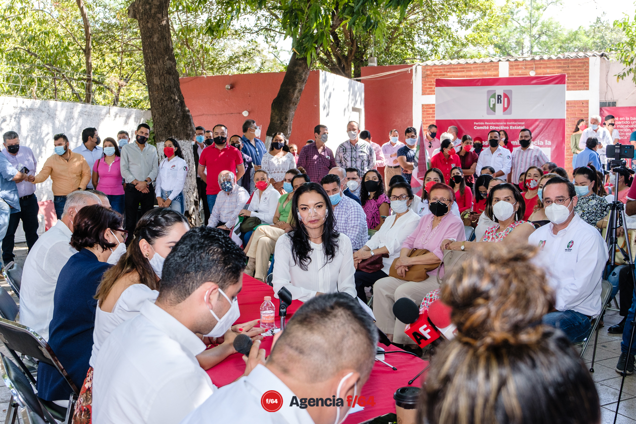 La Comisión de Procesos Internos del PRI coteja la documentación recibida por Mely Romero.