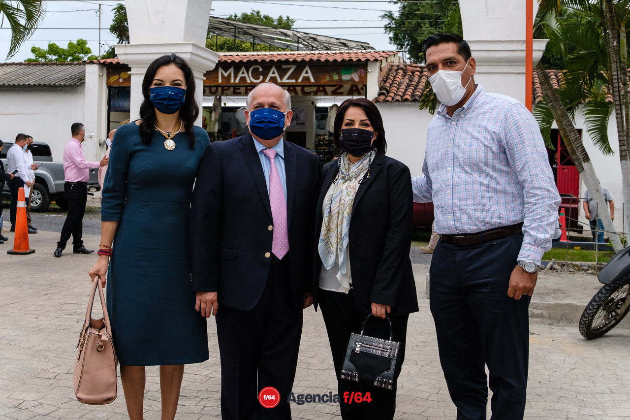 Toma de protesta de Felipe Michel.
Diputados Locales Lizzy Moreno y Héctor Magaña acompañados del ex-Gobernador Fernando Moreno y la ex-candidata a la gubernatura de Colima, Mely Romero.