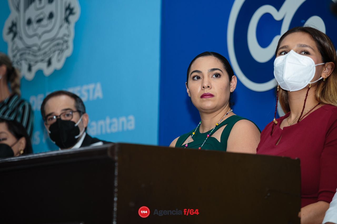 Toma de protesta de Felipe Michel.
Gobernadora Electa Indira Vizcaíno Silva, Gobernador del Estado de Colima, José Ignacio Peralta Sánchez, Diputada Local y Viridiana Valencia