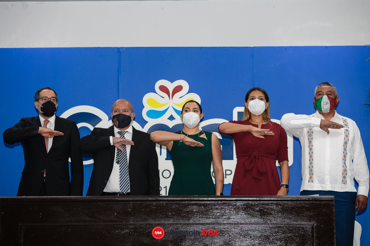 Toma de protesta de Felipe Michel.
Gobernadora Electa Indira Vizcaíno Silva, Gobernador del Estado de Colima, José Ignacio Peralta Sánchez, Diputada Local, Viridiana Valencia, alcalde de Comala, Felipe Michel y alcalde saliente Donaldo Zúñiga.