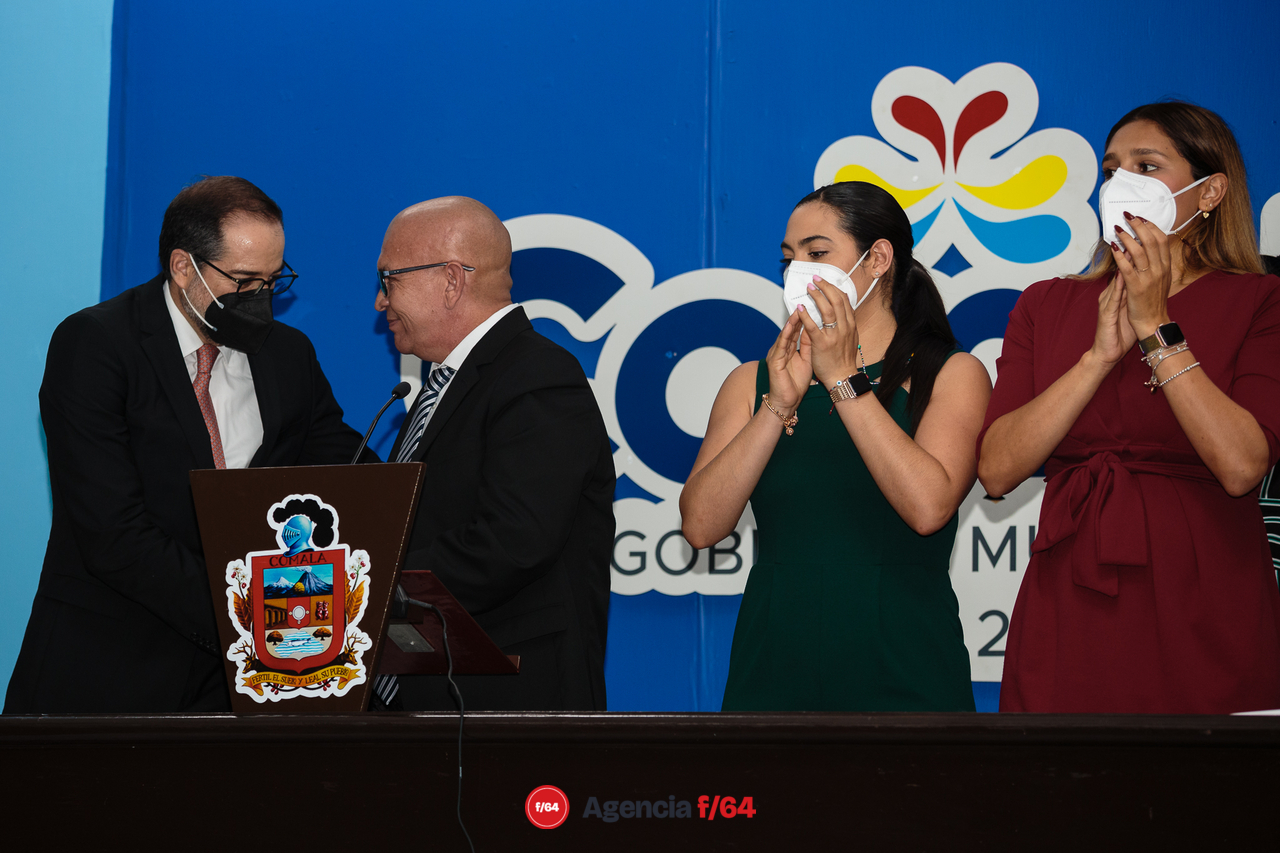 Toma de protesta de Felipe Michel.
Gobernadora Electa Indira Vizcaíno Silva, Gobernador del Estado de Colima, José Ignacio Peralta Sánchez, Diputada Local, Viridiana Valencia y el alcalde de Comala, Felipe Michel