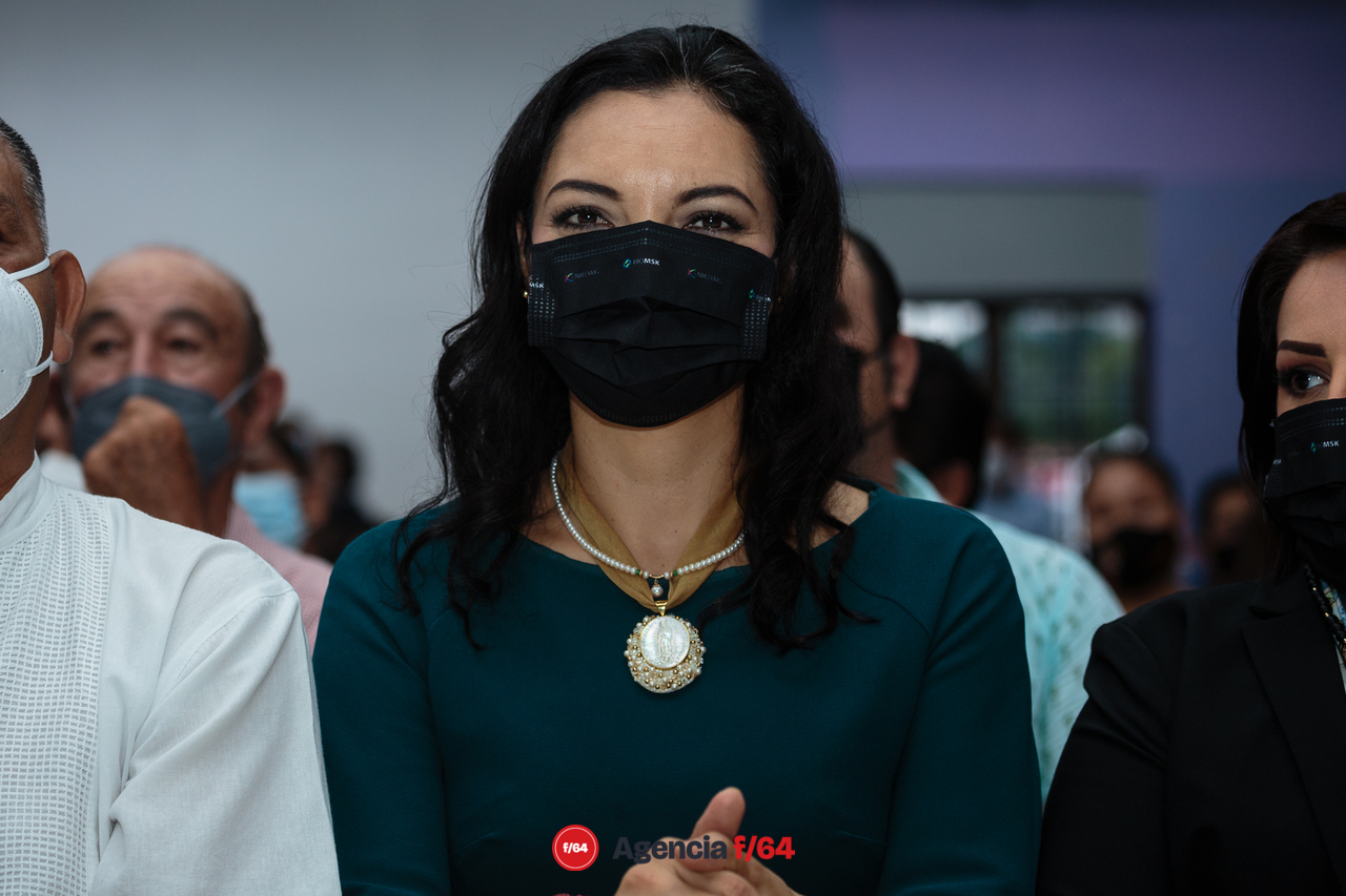 Toma de protesta de Felipe Michel.
La ex-candidata a la gubernatura de Colima, Mely Romero.