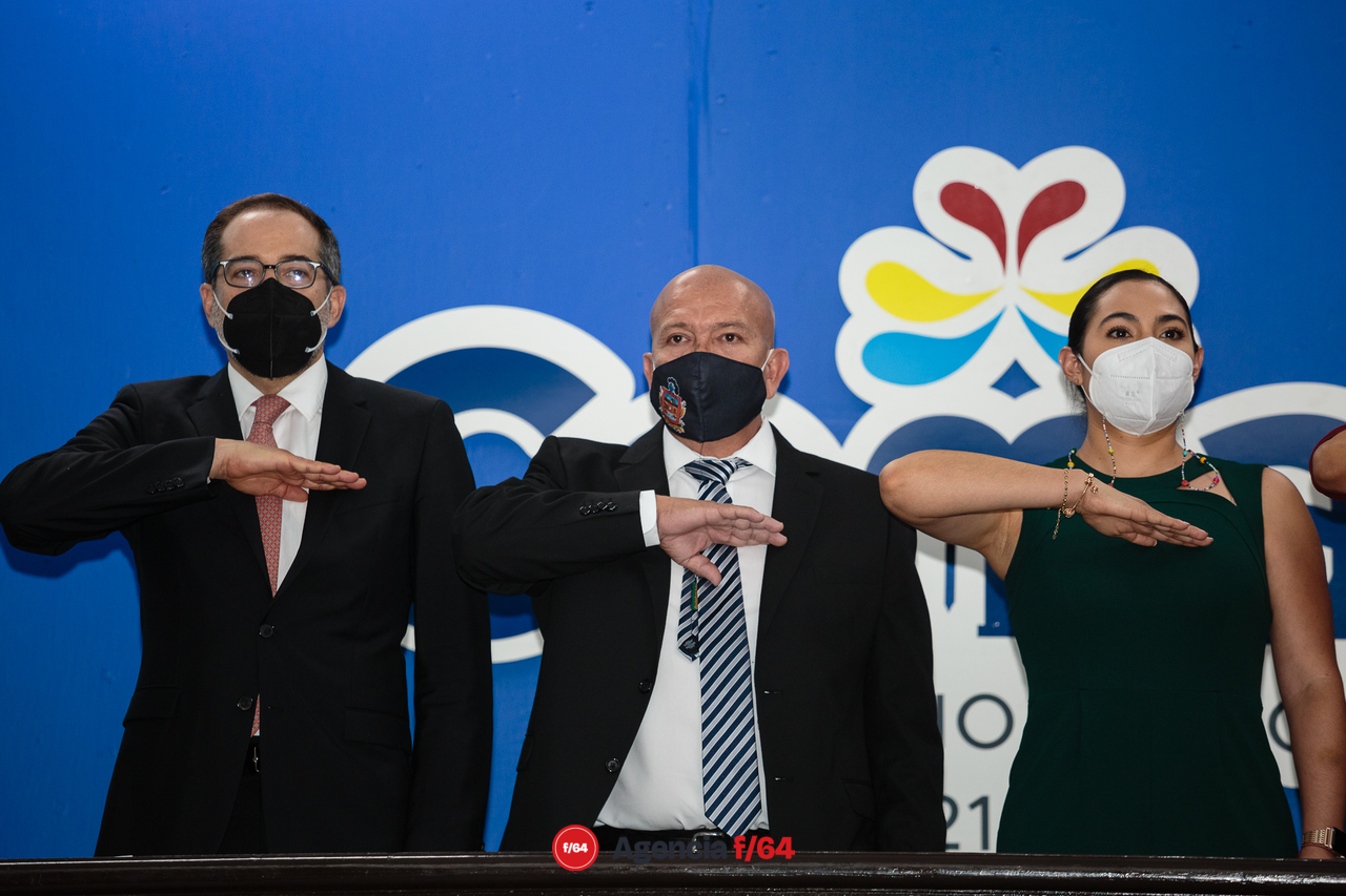 Toma de protesta de Felipe Michel.
Gobernadora Electa Indira Vizcaíno Silva, Gobernador del Estado de Colima, José Ignacio Peralta Sánchez y alcalde de Comala, Felipe Michel.