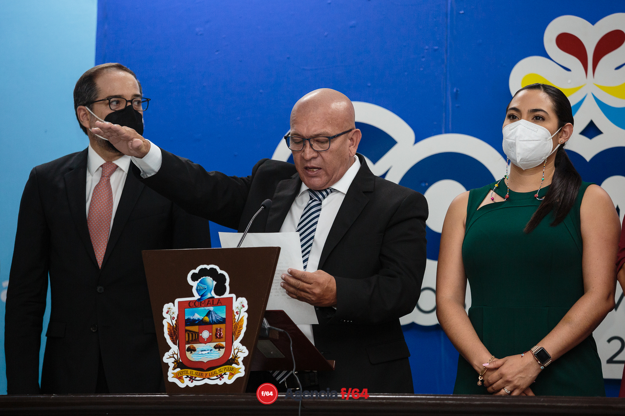 Toma de protesta de Felipe Michel.
Gobernadora Electa Indira Vizcaíno Silva, Gobernador del Estado de Colima, José Ignacio Peralta Sánchez y el alcalde de Comala, Felipe Michel